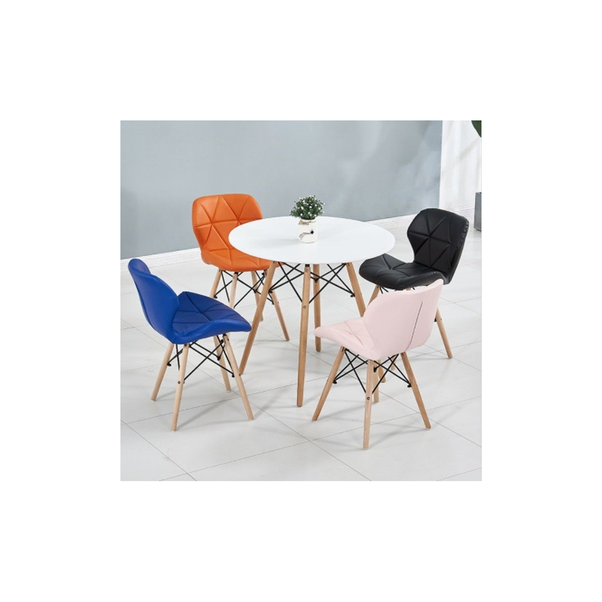 Scaun de calitate în stil scandinav, de culoare gri deschis.