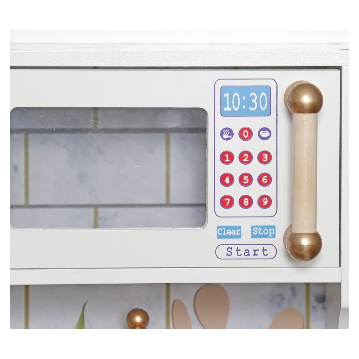 Cea mai bună bucătărie pentru copii din lemn, în culori alb-roz.