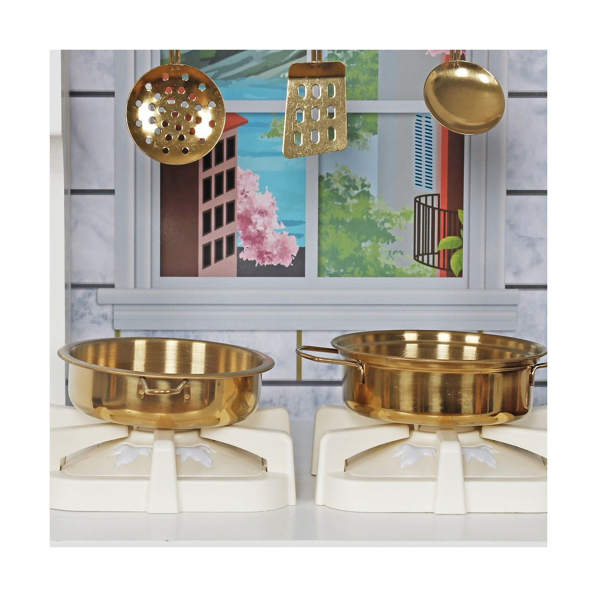 Cea mai bună bucătărie pentru copii din lemn, în culori alb-roz.