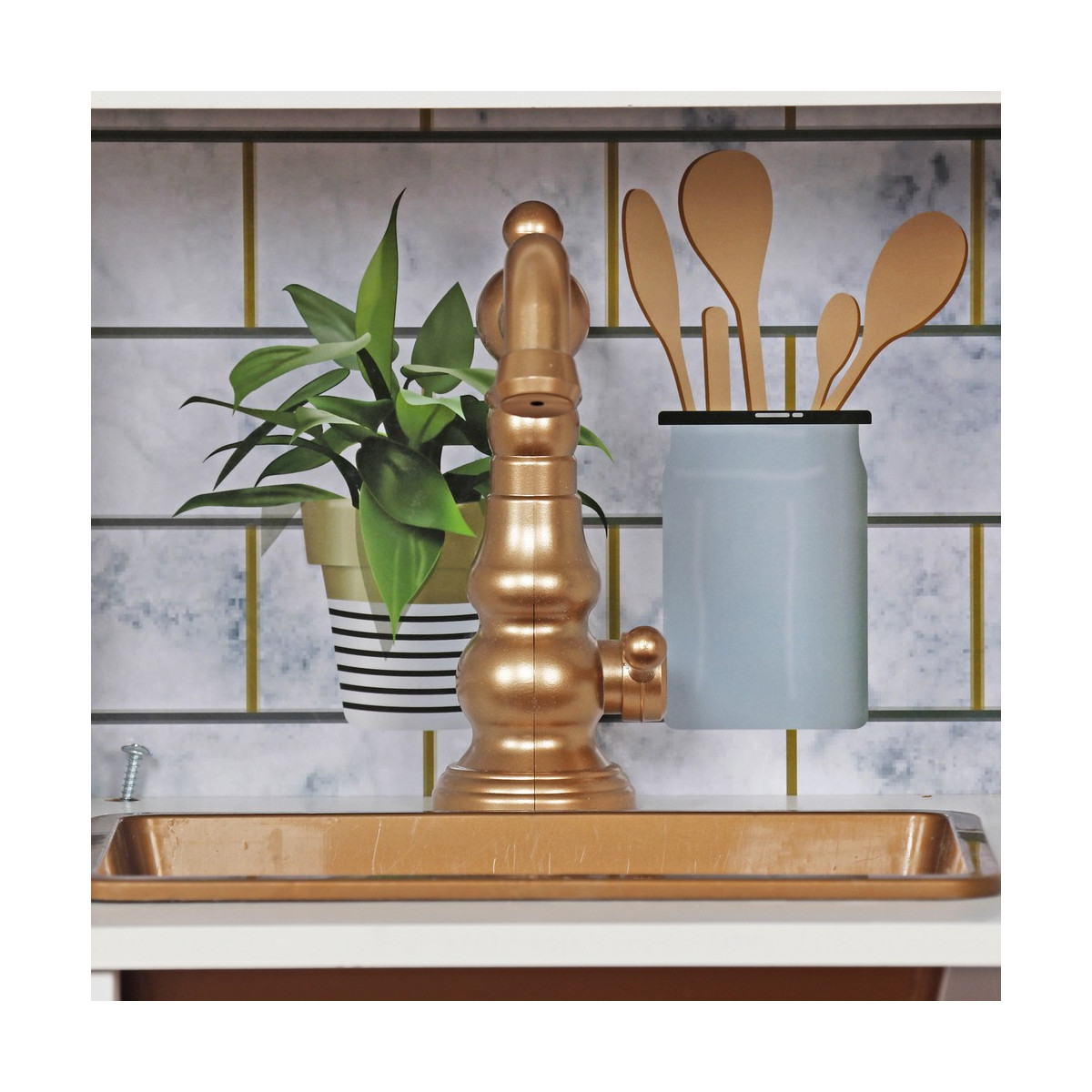 Cea mai bună bucătărie pentru copii din lemn, în culori alb-roz.