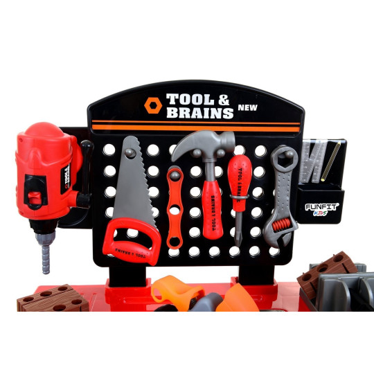 Masă de lucru pentru micii meșteșugari, cu unelte de culoare roșie