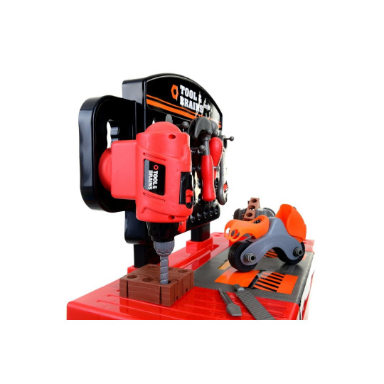 Masă de lucru pentru micii meșteșugari, cu unelte de culoare roșie