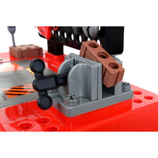 Masă de lucru pentru micii meșteșugari, cu unelte de culoare roșie