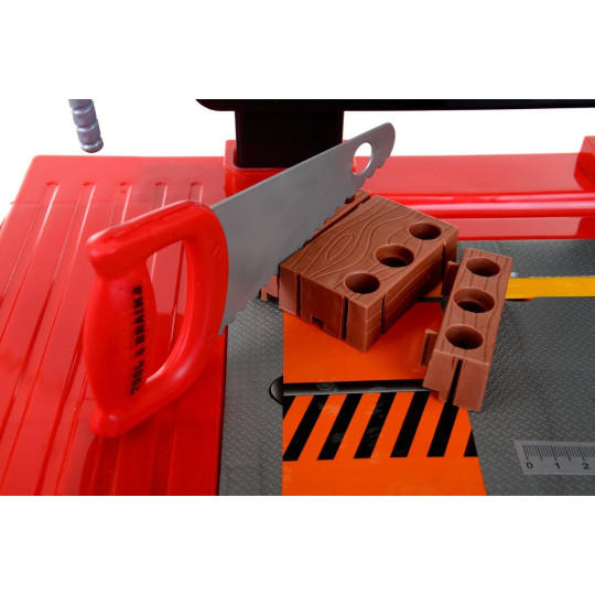 Masă de lucru pentru micii meșteșugari, cu unelte de culoare roșie