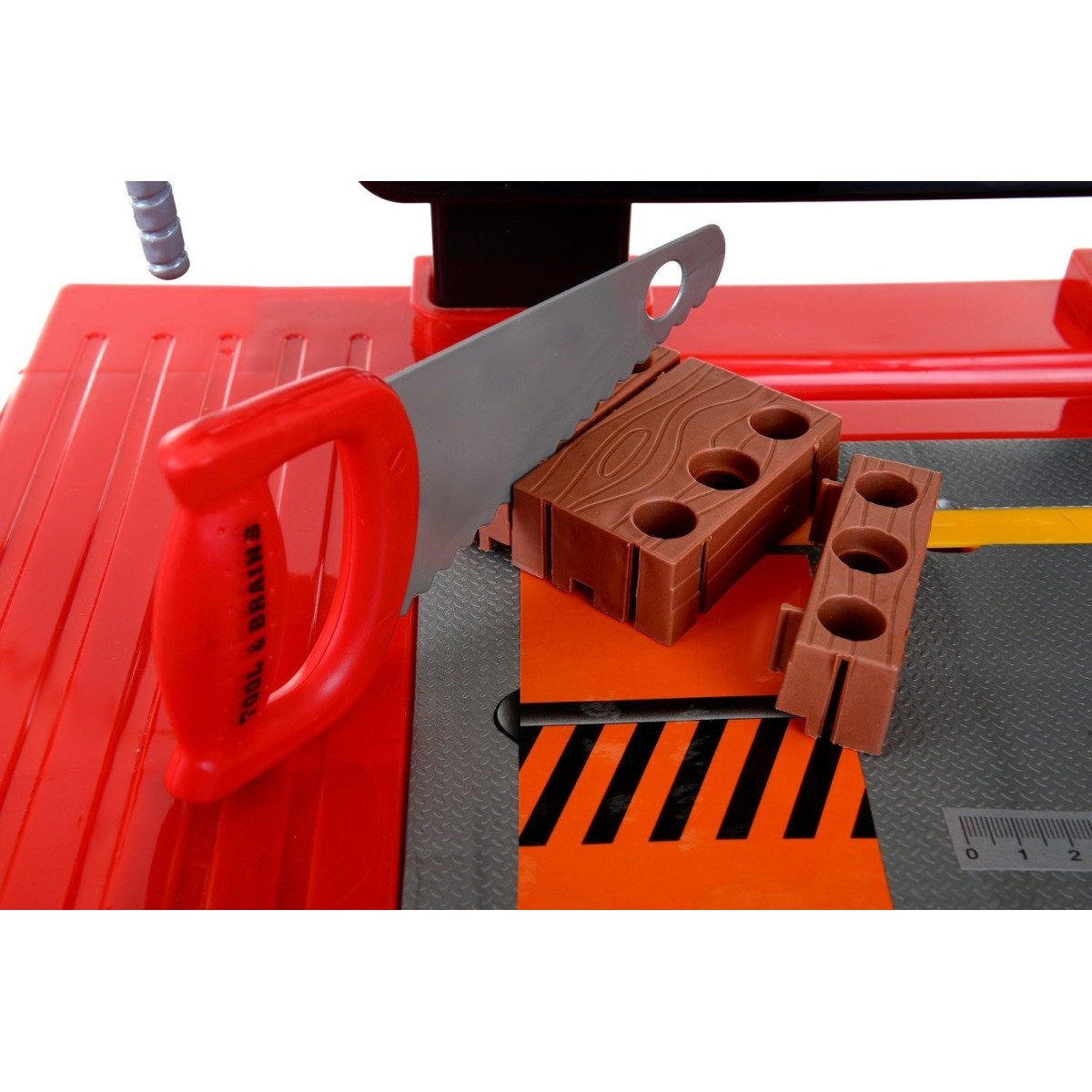 Masă de lucru pentru micii meșteșugari, cu unelte de culoare roșie