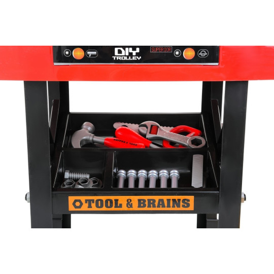 Masă de lucru pentru micii meșteșugari, cu unelte de culoare roșie