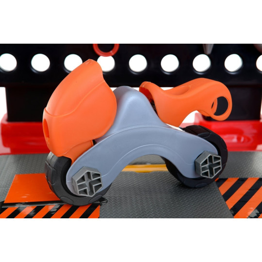 Masă de lucru pentru micii meșteșugari, cu unelte de culoare roșie