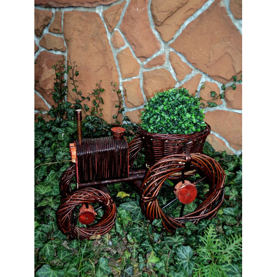 Decorare de grădină din nuiele tractora cu remorcă