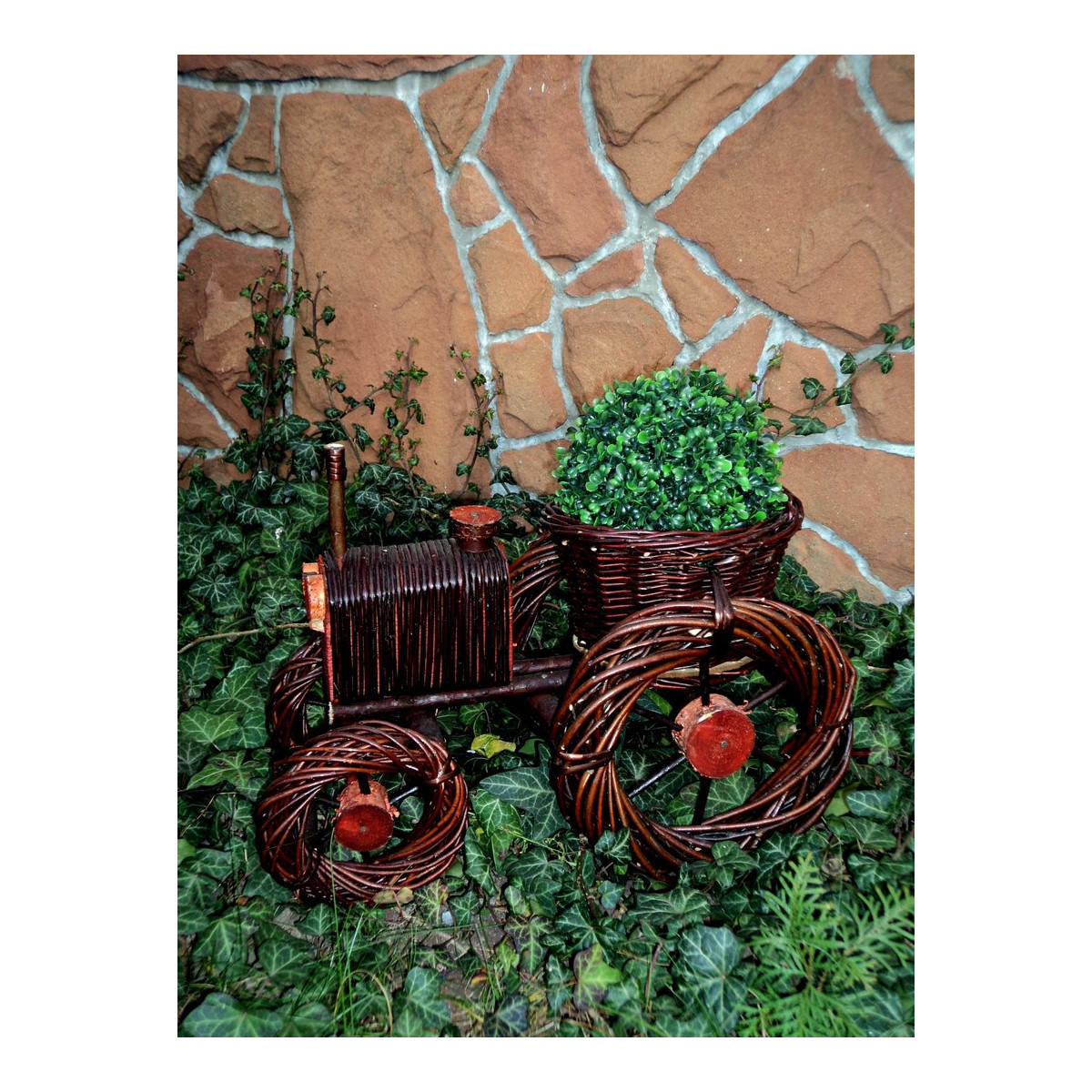 Decorare de grădină din nuiele tractora cu remorcă