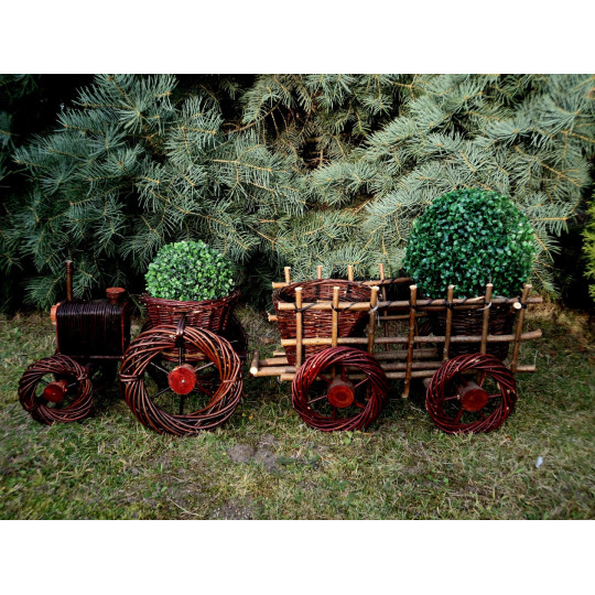 Decorare de grădină din nuiele tractora cu remorcă