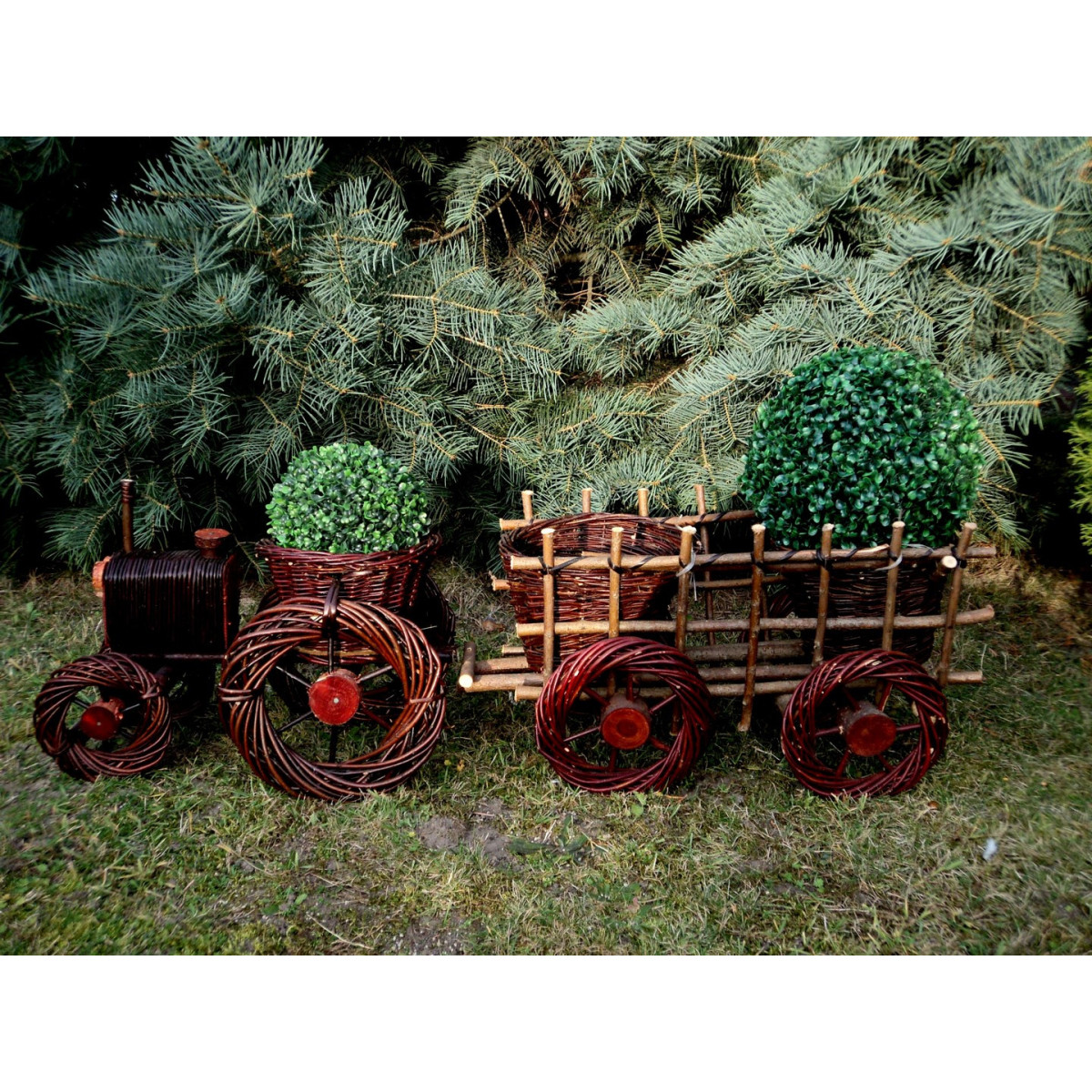 Decorare de grădină din nuiele tractora cu remorcă