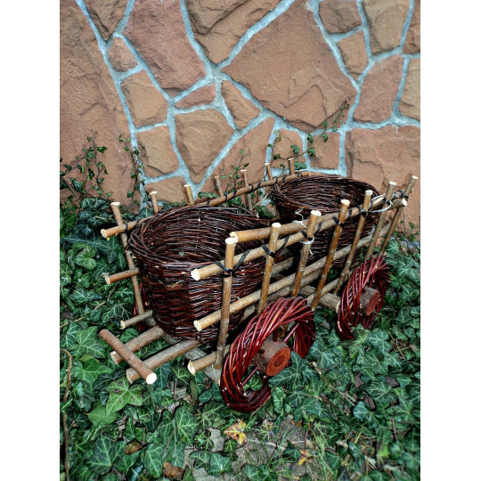 Decorare de grădină din nuiele tractora cu remorcă