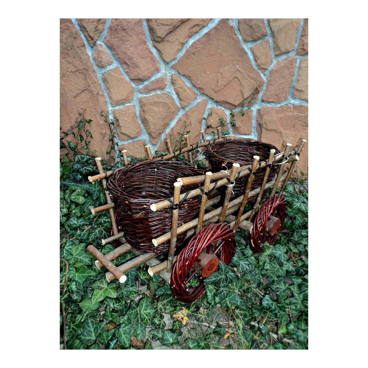 Decorare de grădină din nuiele tractora cu remorcă