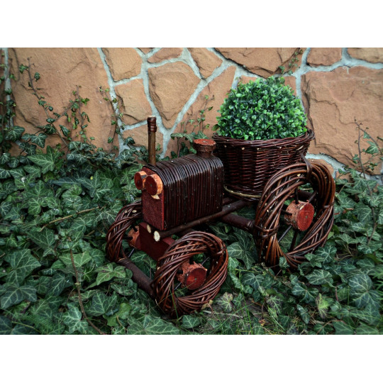 Kăuța din rămurele în formă de tractor