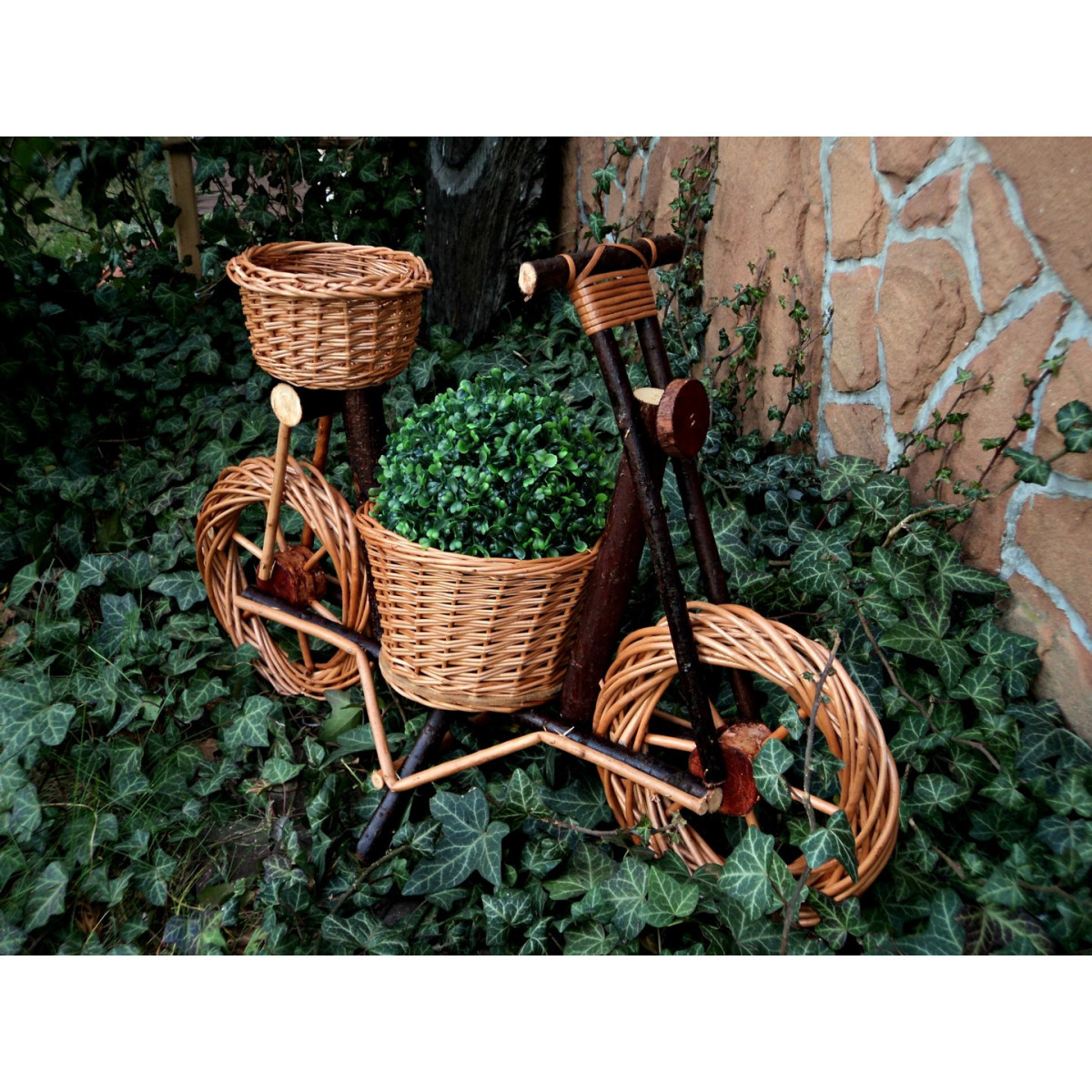 suport din ratan pentru flori de grădină