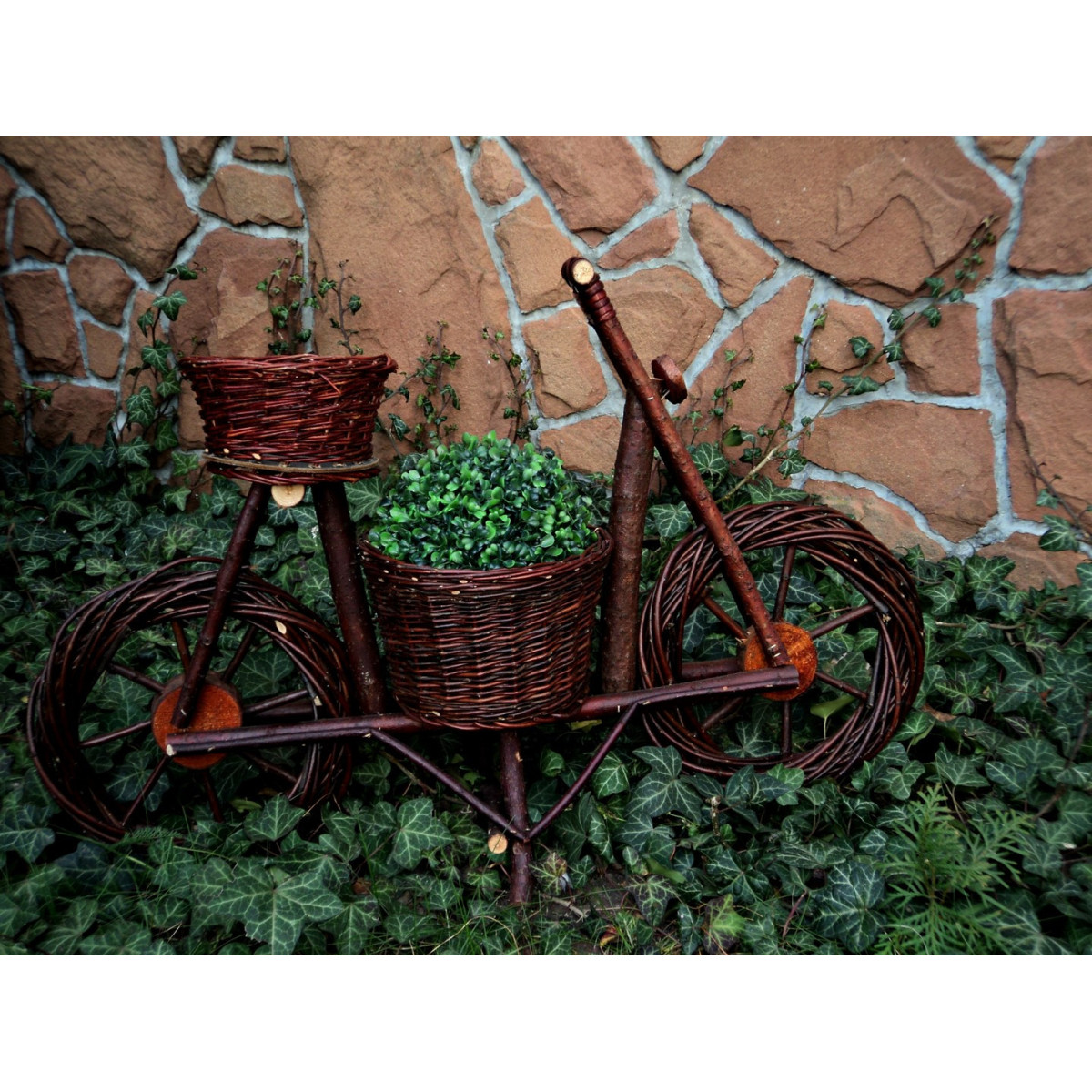 Stâlpi din răchită pentru flori de culoare marron