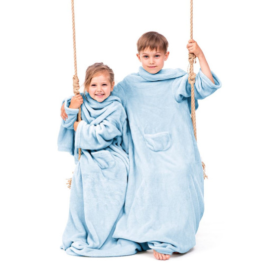 Pătură modernă pentru copii, de culoare albastră, cu mâneci, cu dimensiunile 90x105 cm.