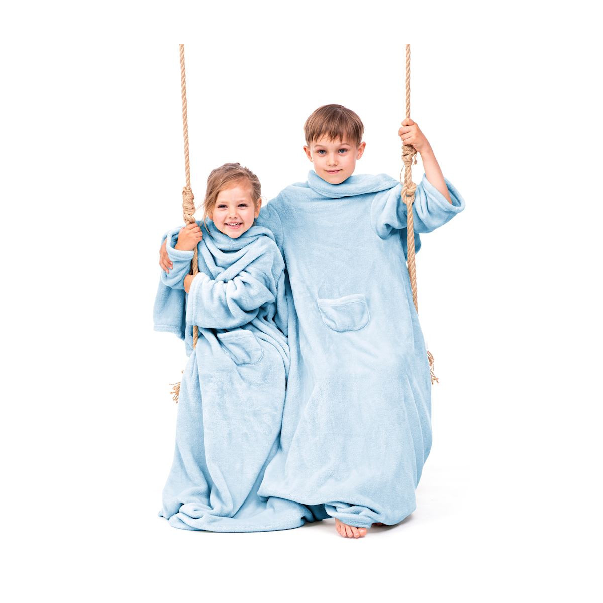 Pătură modernă pentru copii, de culoare albastră, cu mâneci, cu dimensiunile 90x105 cm.