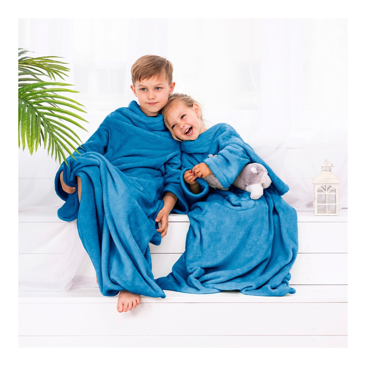 Pătură cu mâneci pentru copil în culoarea albastră 90x105 cm