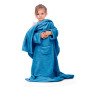 Pătură cu mâneci pentru copil în culoarea albastră 90x105 cm