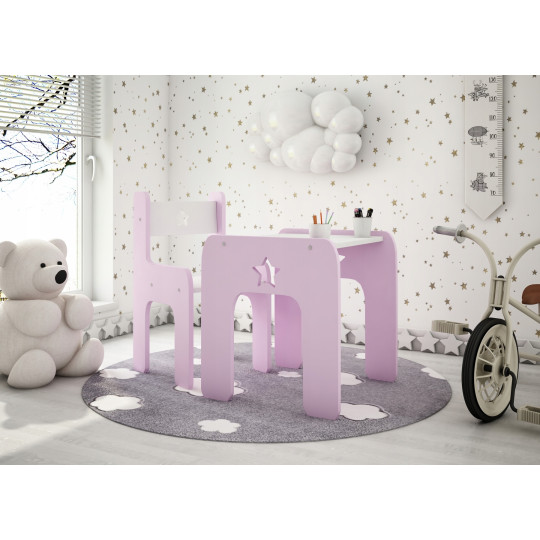 Povestea mesei pentru copii cu scaun pentru fiica în culori roz și alb.