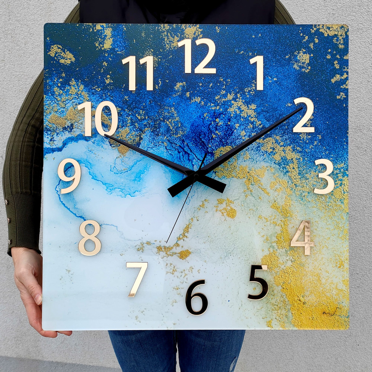 Ceas de perete din acril de culoare albastră, 49 cm