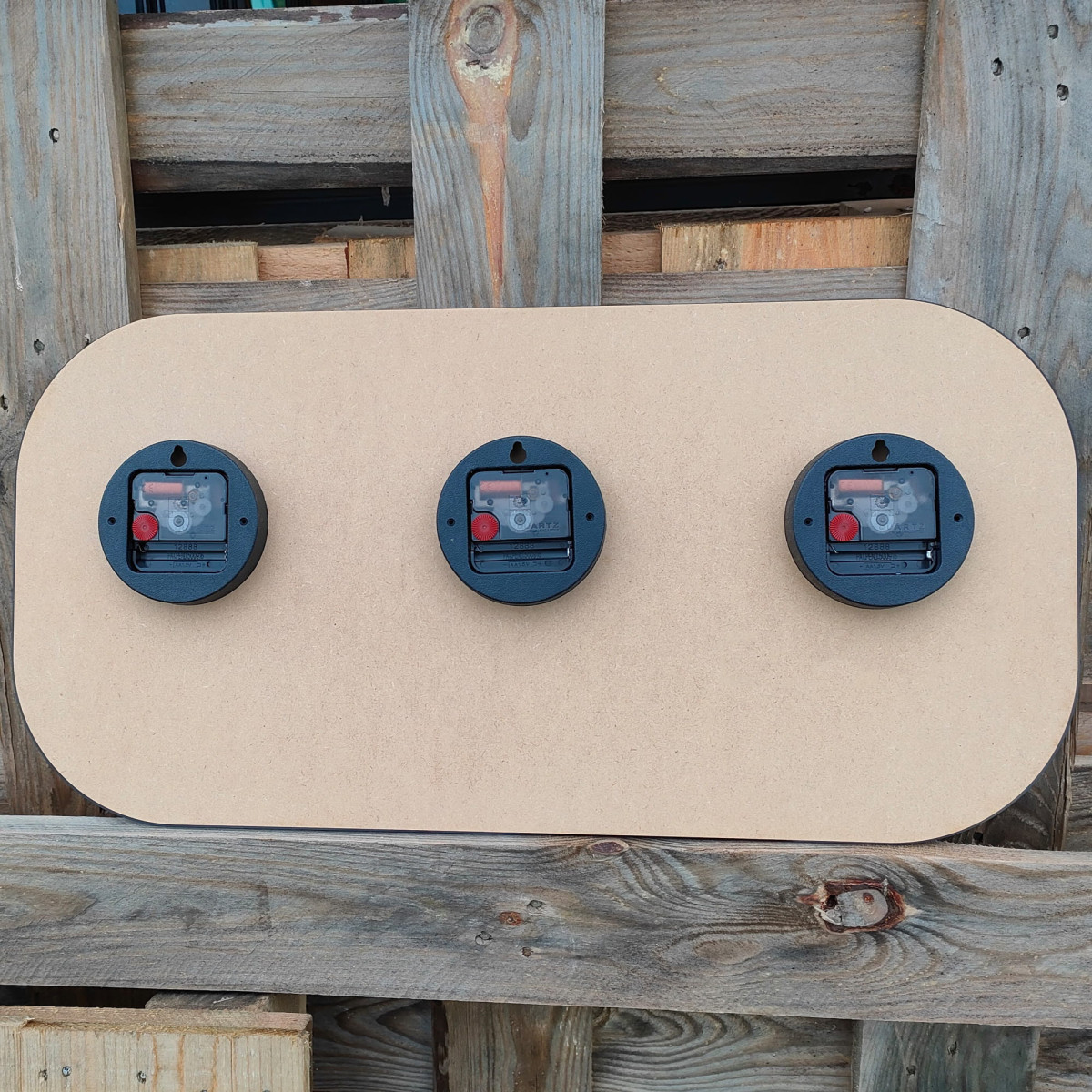 Ceas de perete cu 3 fusuri orare de culoare neagră