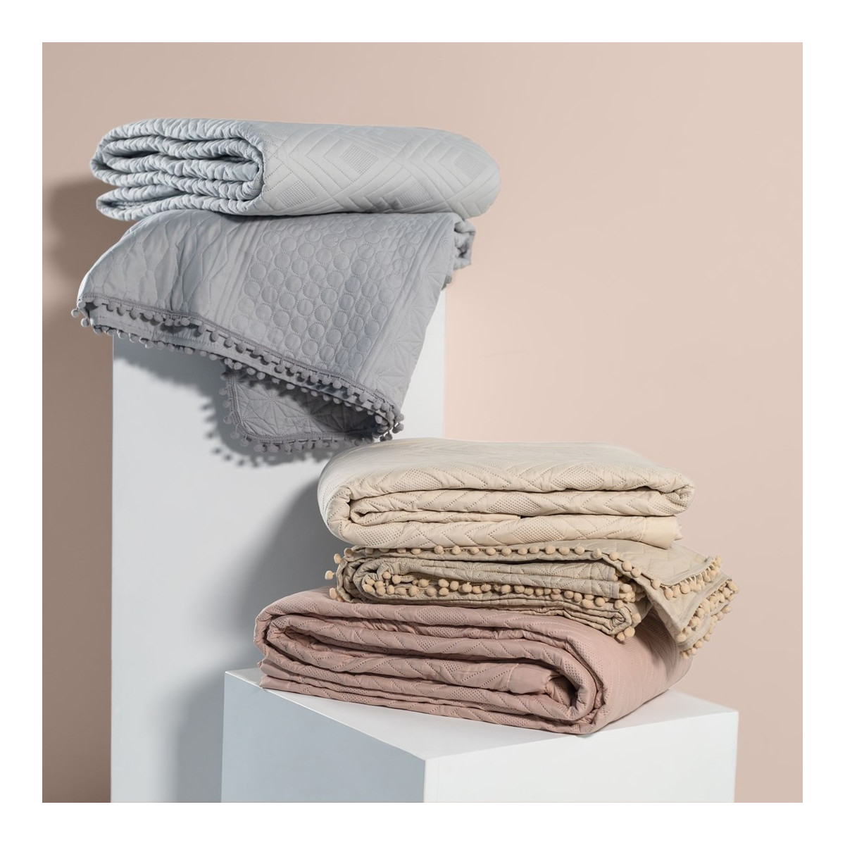 Acoperitoare dublă pentru pat, de culoare gri, cu dimensiunea 200x220.