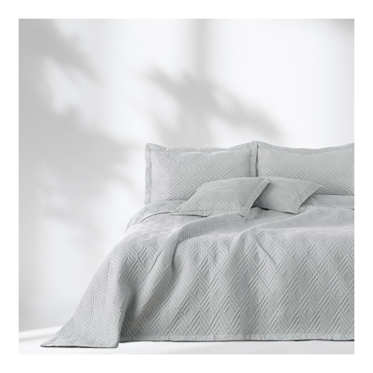 Pătura de lux pentru pat, gri deschis, cu dimensiunea 240x260.