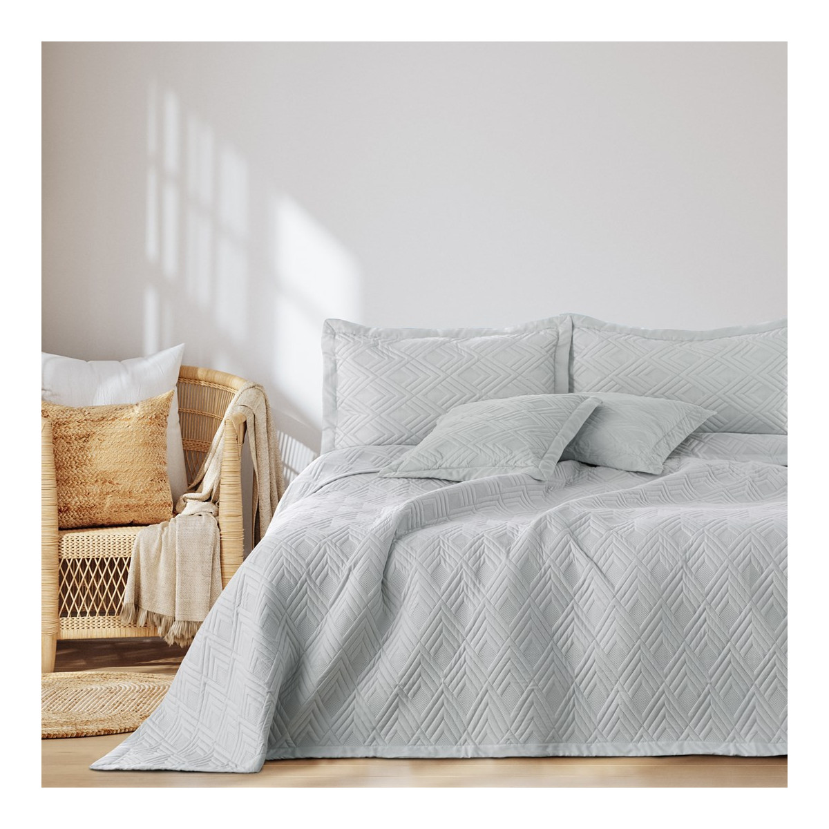 Pătura de lux pentru pat, gri deschis, cu dimensiunea 240x260.