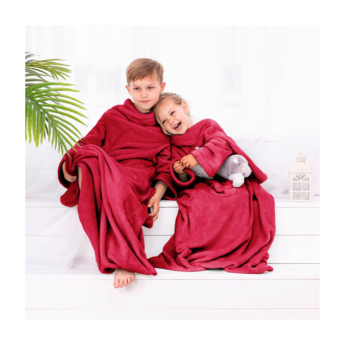 Pătură cu mâneci pentru copil în culoarea albastră 90x105 cm