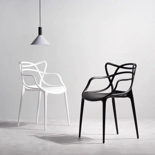 Scaun modern, de culoare albă