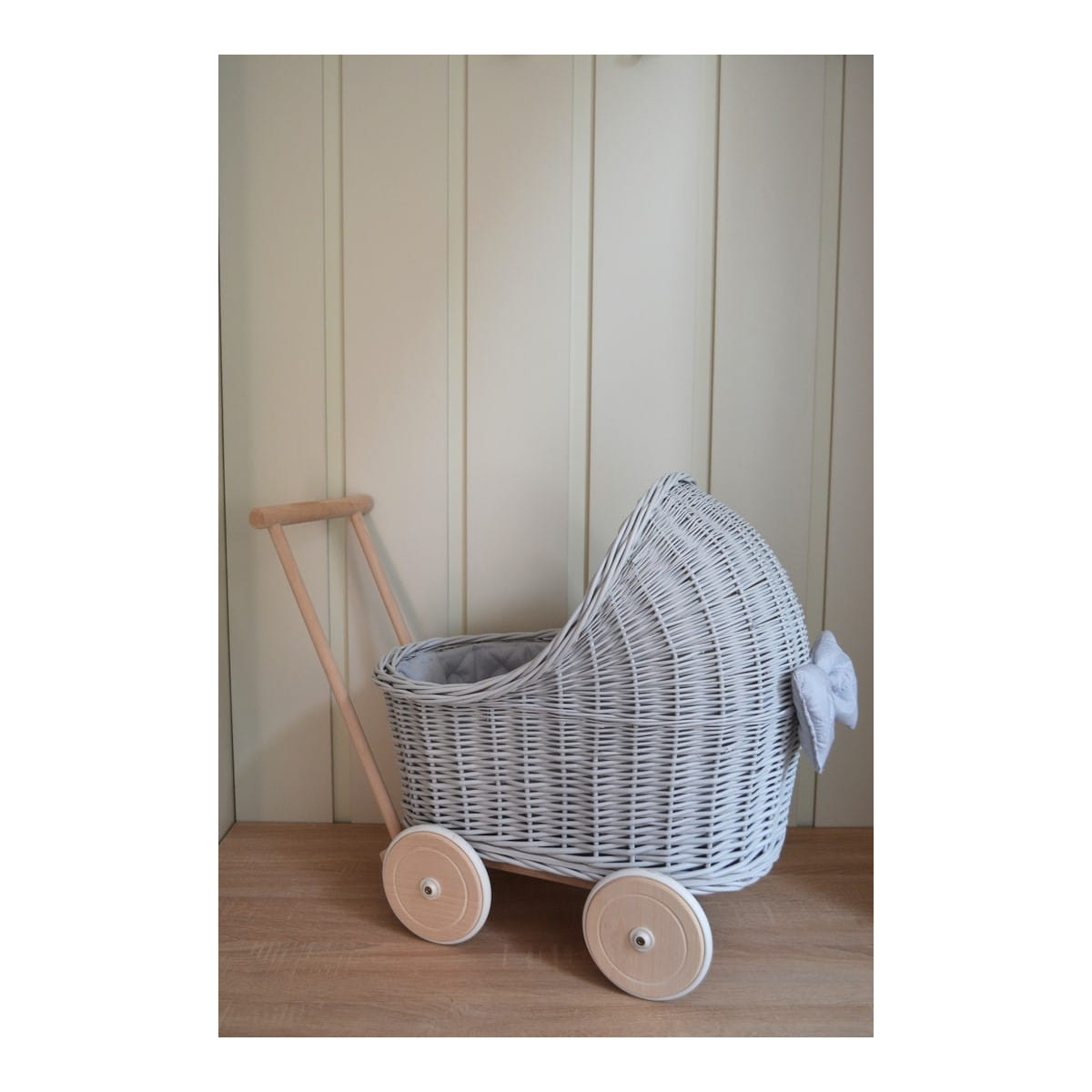 Cărucior modern pentru copii, de culoare gri, cu roți din cauciuc.