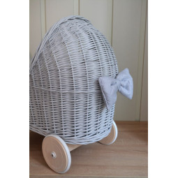 Cărucior modern pentru copii, de culoare gri, cu roți din cauciuc.