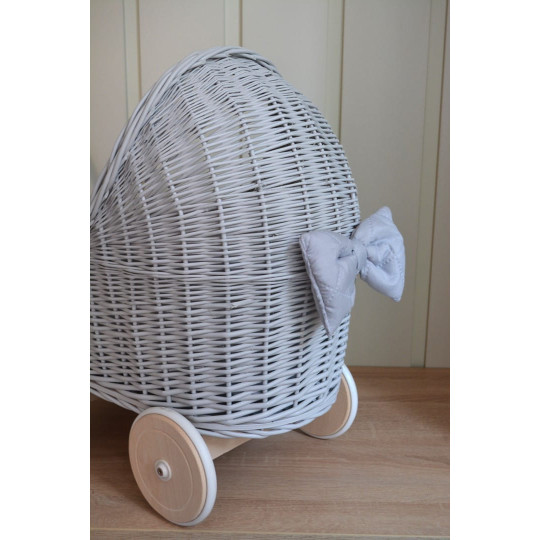 Cărucior modern pentru copii, de culoare gri, cu roți din cauciuc.