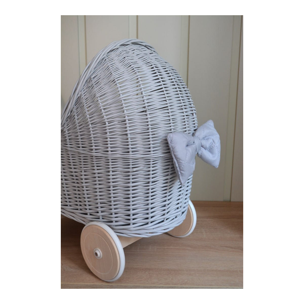 Cărucior modern pentru copii, de culoare gri, cu roți din cauciuc.