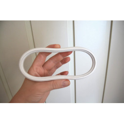 Cărucior modern pentru copii, de culoare gri, cu roți din cauciuc.