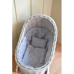 Cărucior modern pentru copii, de culoare gri, cu roți din cauciuc.