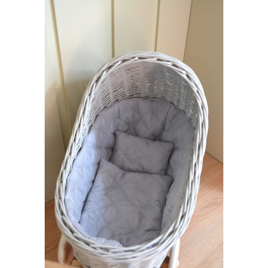 Cărucior modern pentru copii, de culoare gri, cu roți din cauciuc.