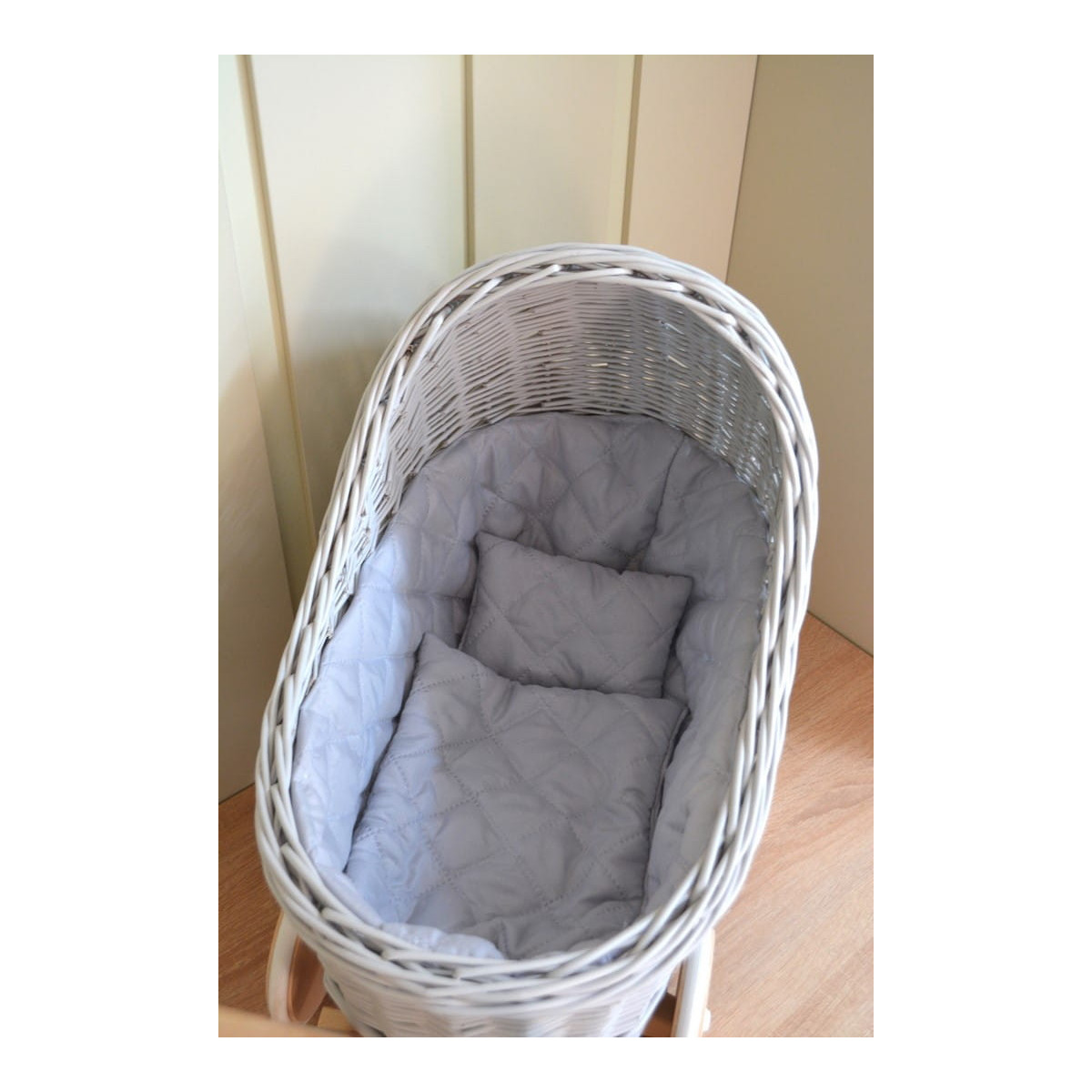 Cărucior modern pentru copii, de culoare gri, cu roți din cauciuc.