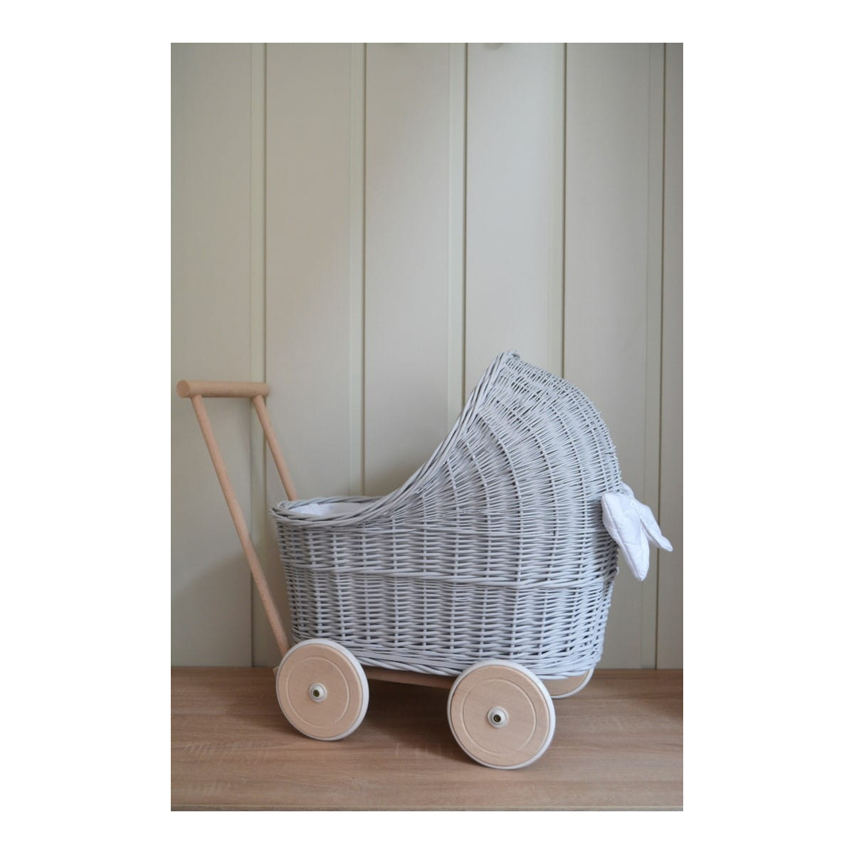 Cărucioare din ratan pentru copii cu cearceaf alb