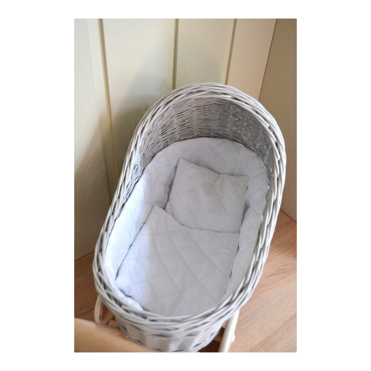 Cărucioare din ratan pentru copii cu cearceaf alb