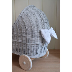 Cărucioare din ratan pentru copii cu cearceaf alb