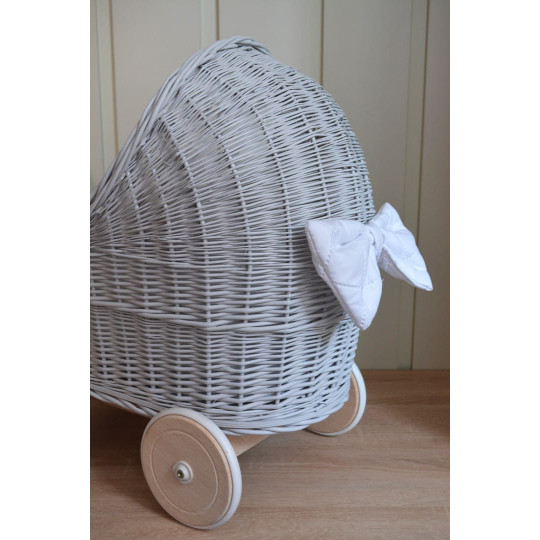 Cărucioare din ratan pentru copii cu cearceaf alb