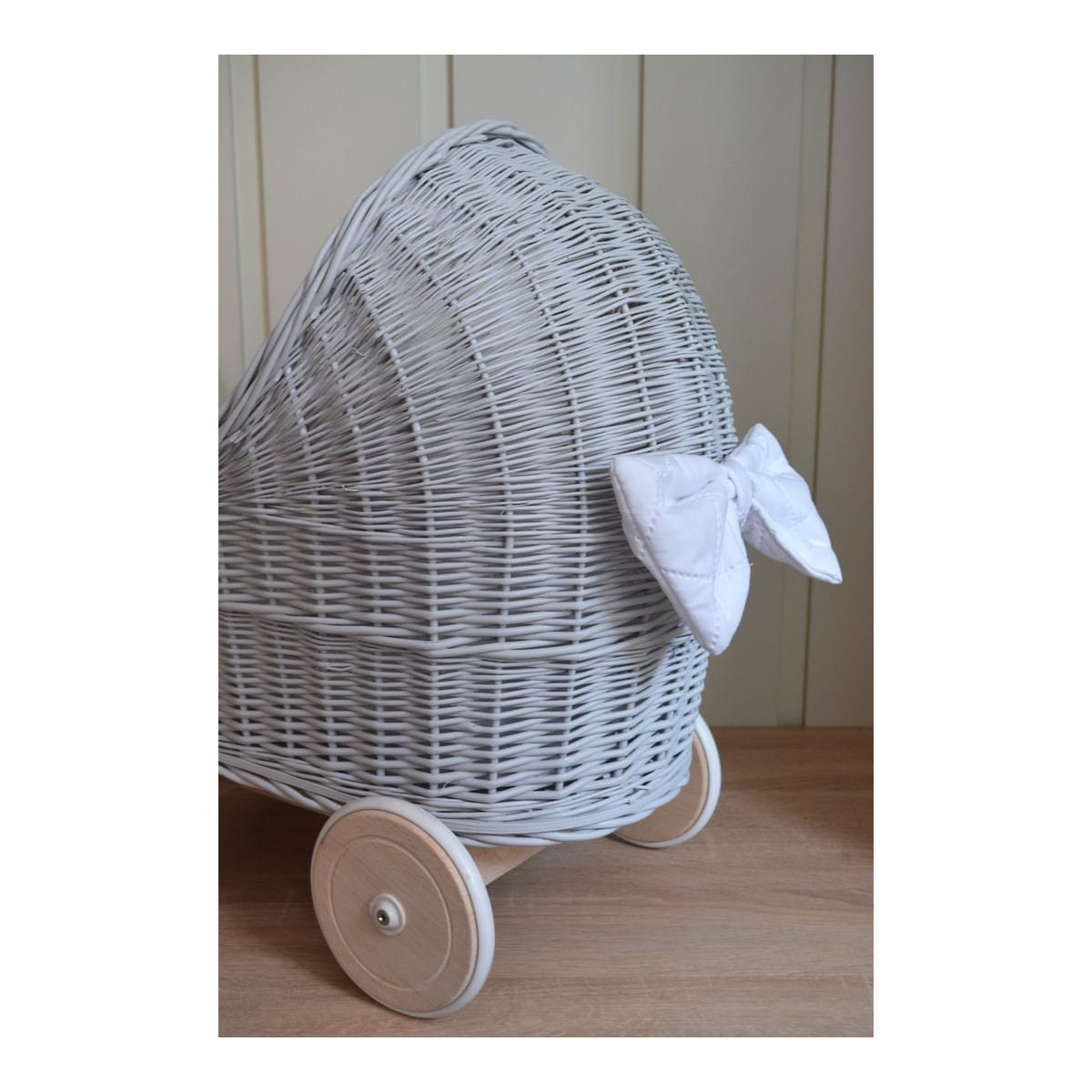 Cărucioare din ratan pentru copii cu cearceaf alb