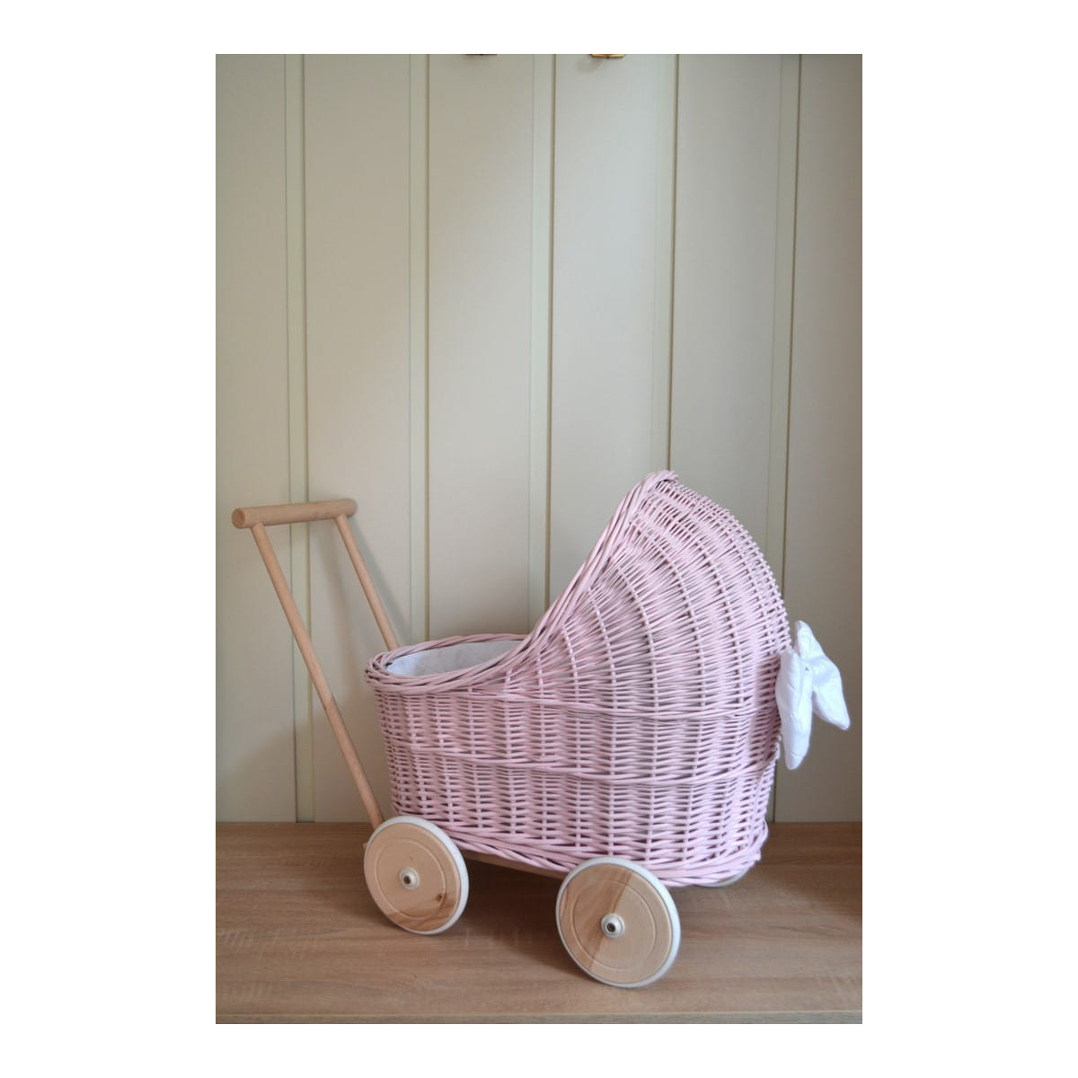 Cărucior mic pentru păpuși de culoare roz