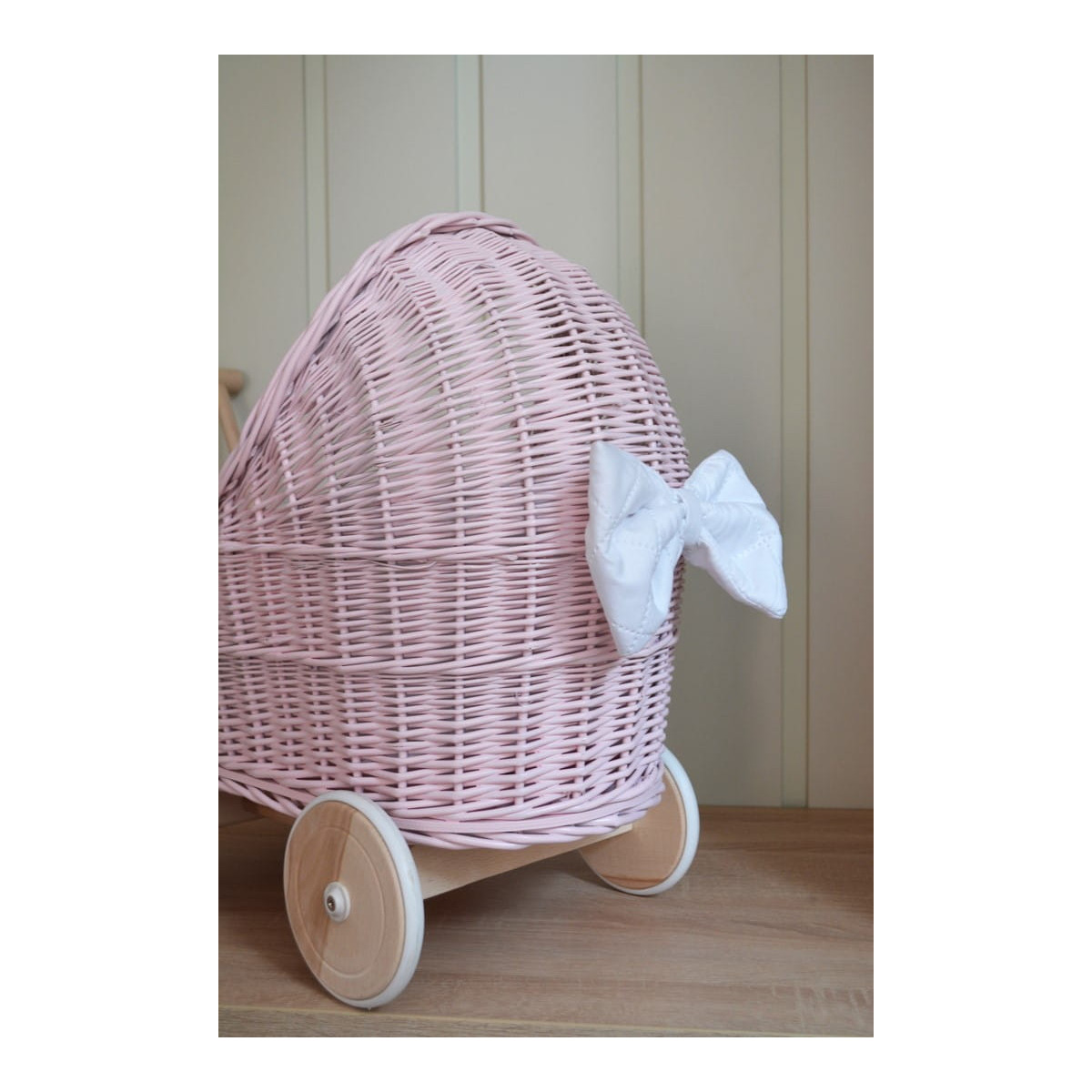Cărucior mic pentru păpuși de culoare roz