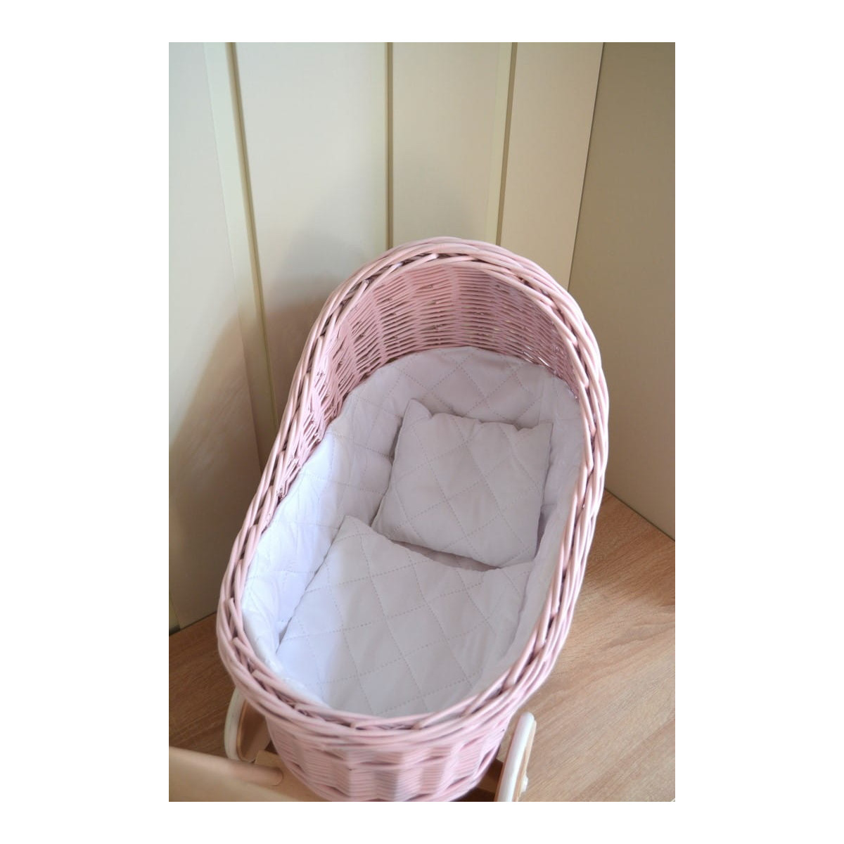 Cărucior mic pentru păpuși de culoare roz