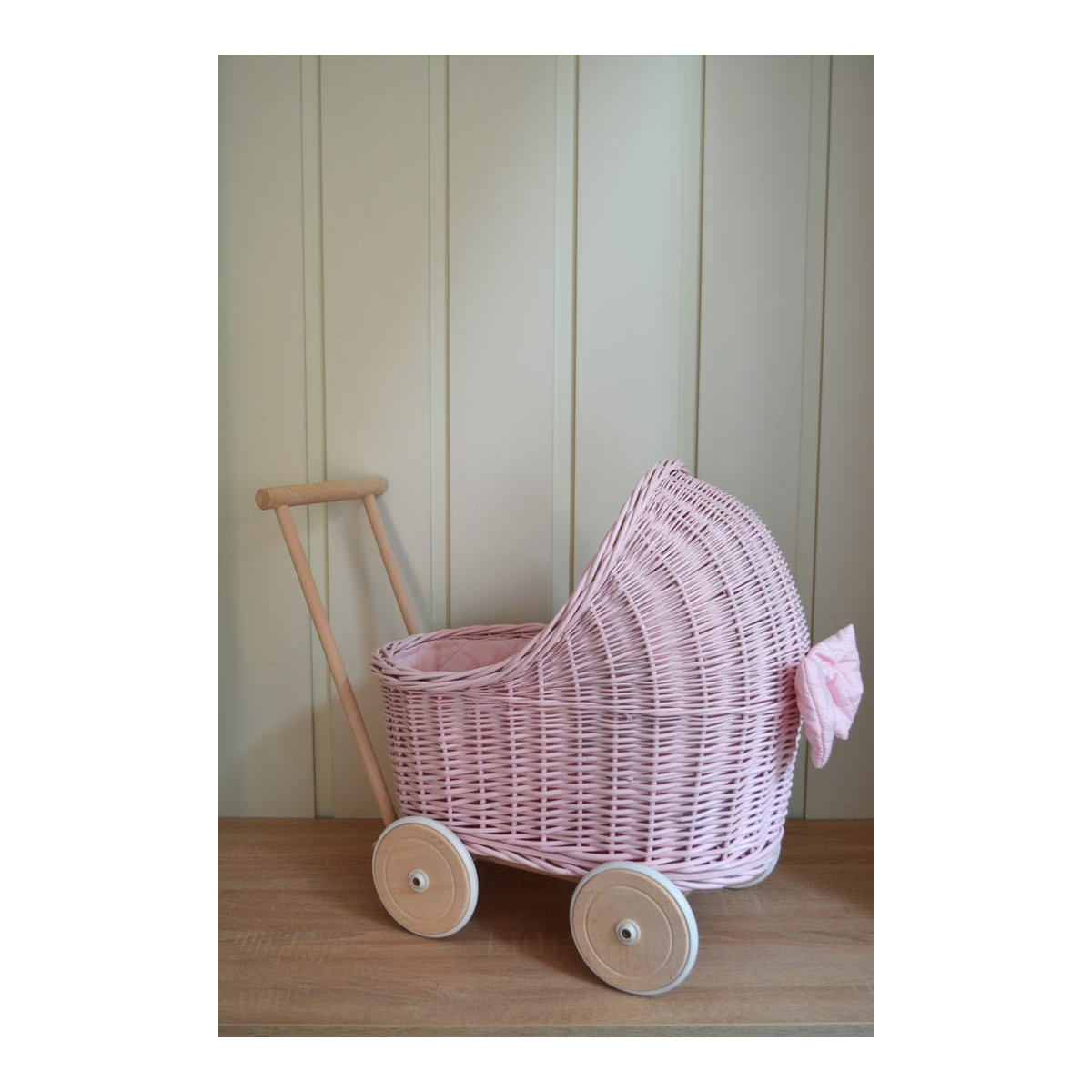 Cărucioare de paie pentru copii, în culoarea roz, cu perină.