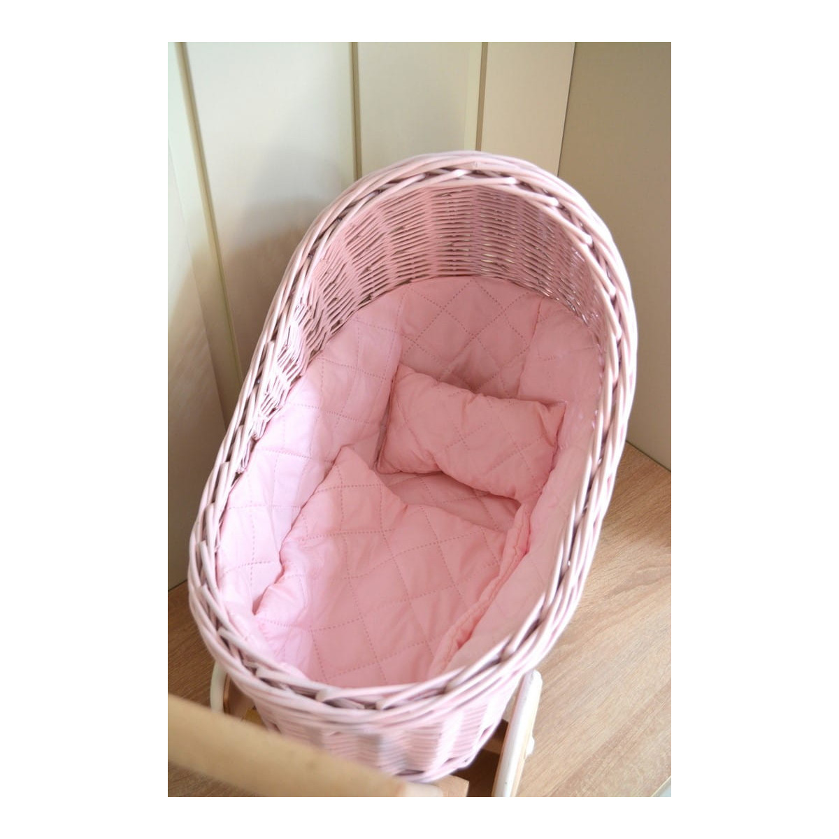 Cărucioare de paie pentru copii, în culoarea roz, cu perină.